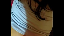 Молодая шлюха в белой футболке подставила задницу для анального секса